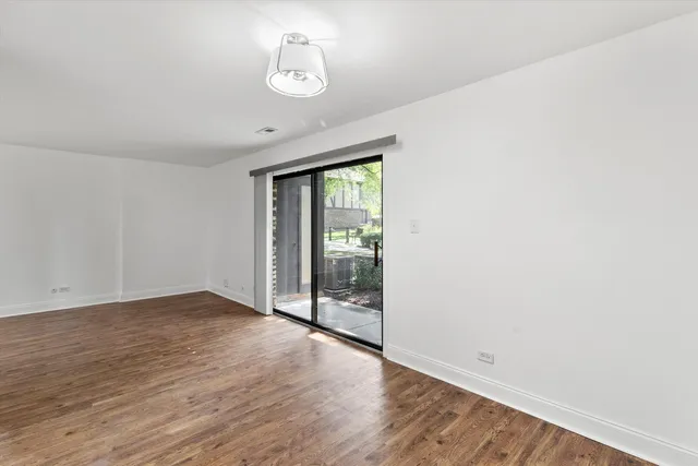 $2,200 | 850 Sheldon Court, Unit D, Wheaton, IL 60189