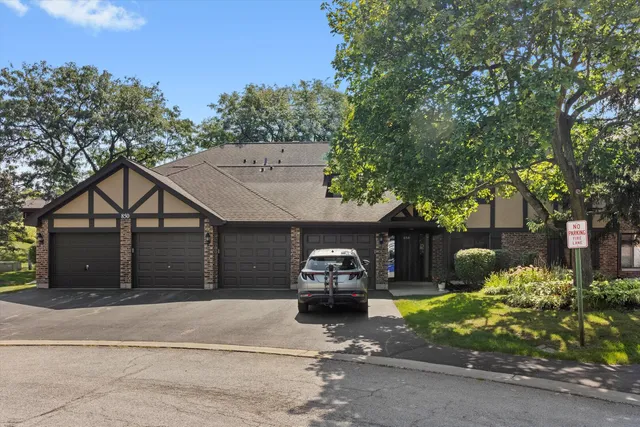 $2,200 | 850 Sheldon Court, Unit D, Wheaton, IL 60189