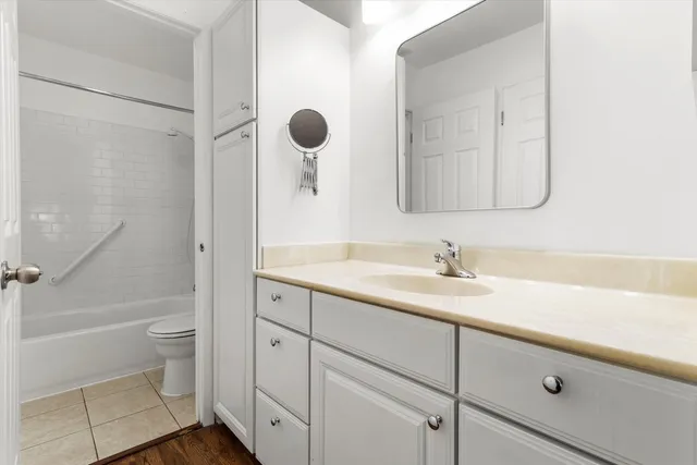 $2,200 | 850 Sheldon Court, Unit D, Wheaton, IL 60189