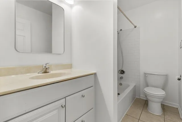 $2,200 | 850 Sheldon Court, Unit D, Wheaton, IL 60189