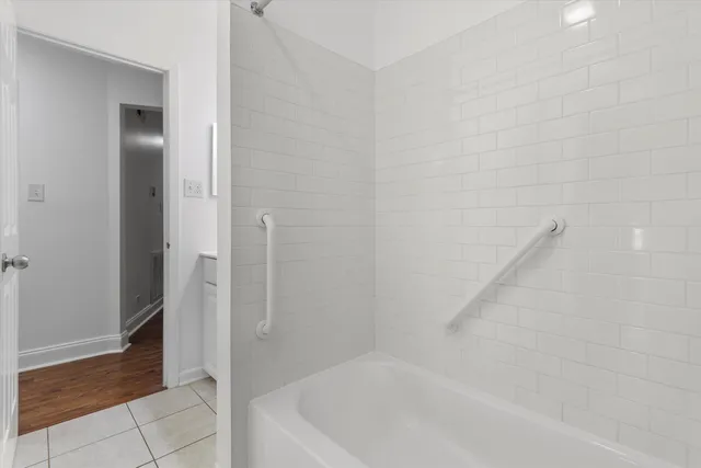 $2,200 | 850 Sheldon Court, Unit D, Wheaton, IL 60189