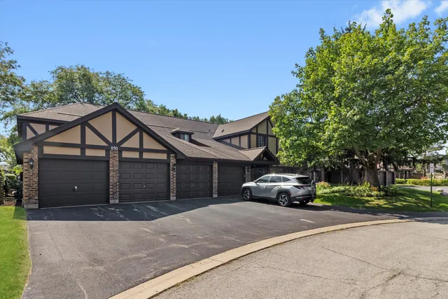 $2,200 | 850 Sheldon Court, Unit D, Wheaton, IL 60189
