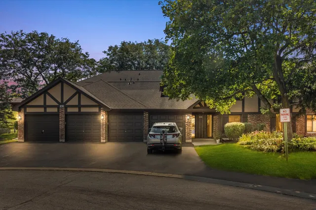 $2,200 | 850 Sheldon Court, Unit D, Wheaton, IL 60189