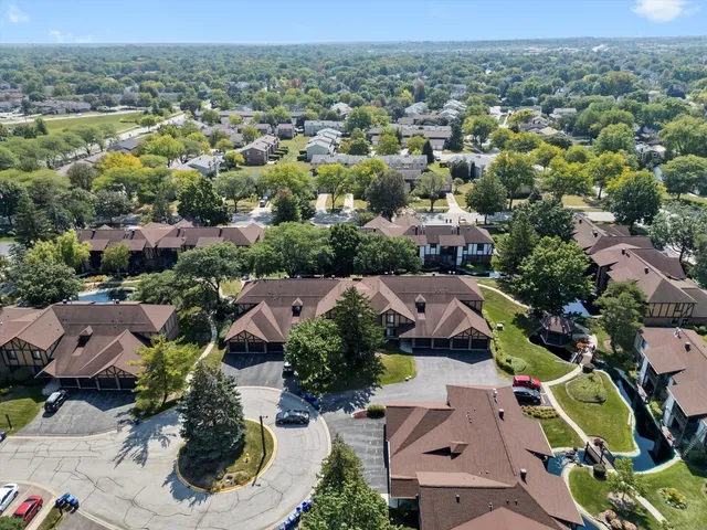 $2,200 | 850 Sheldon Court, Unit D, Wheaton, IL 60189