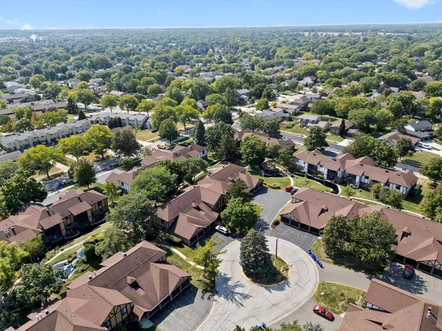 $2,200 | 850 Sheldon Court, Unit D, Wheaton, IL 60189