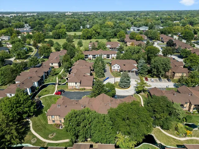 $2,200 | 850 Sheldon Court, Unit D, Wheaton, IL 60189