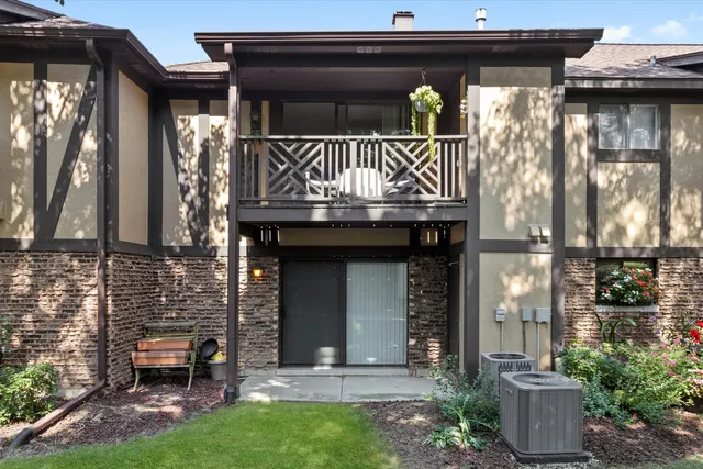 $2,200 | 850 Sheldon Court, Unit D, Wheaton, IL 60189