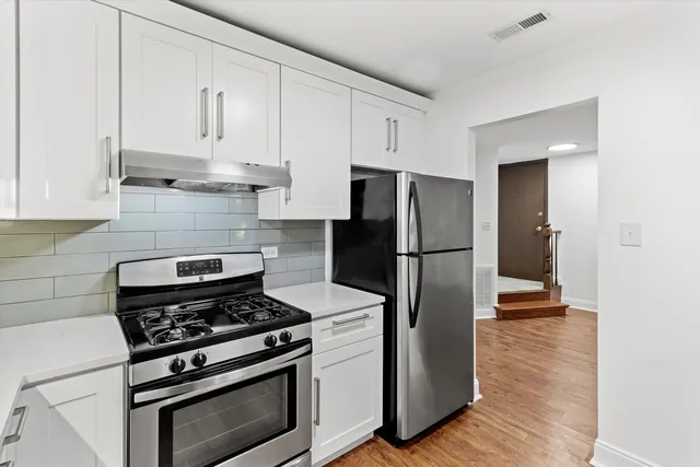 $2,200 | 850 Sheldon Court, Unit D, Wheaton, IL 60189