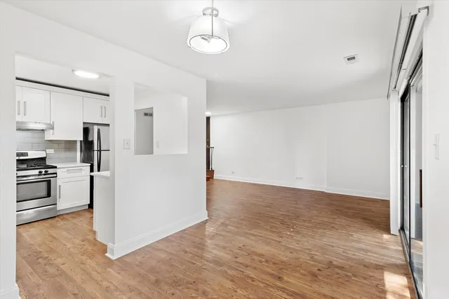 $2,200 | 850 Sheldon Court, Unit D, Wheaton, IL 60189