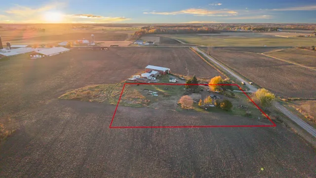 $173,237 | 1320 Geneva Road, Hobart, WI 54115