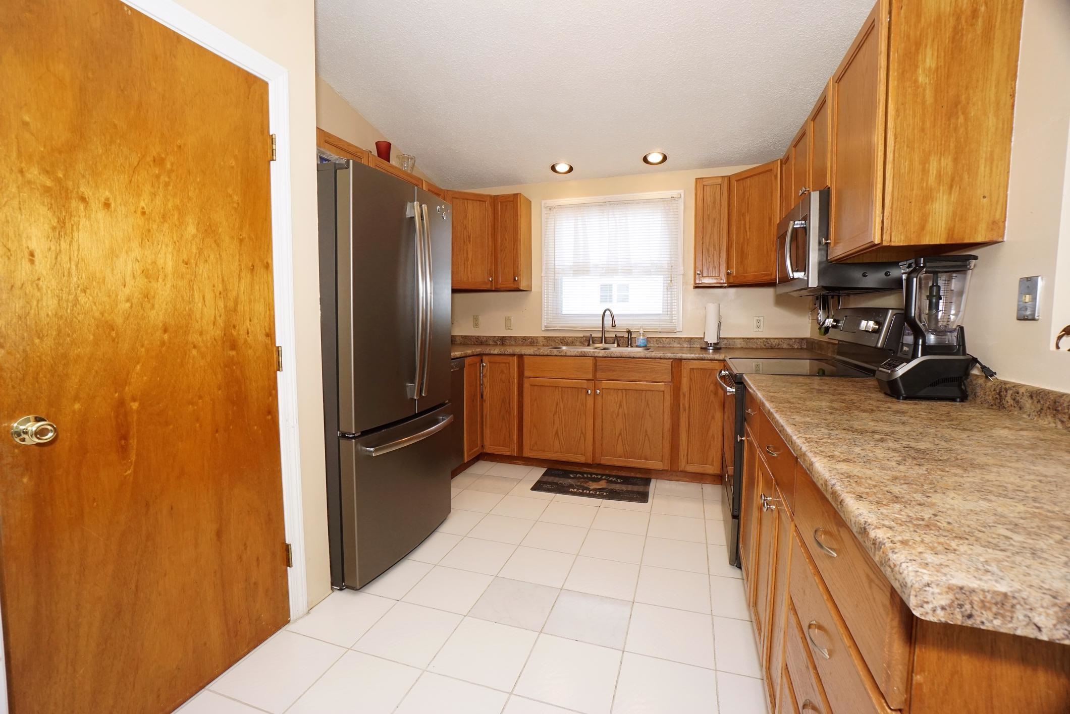 186 Dunbarton Road, Unit 10 Manchester, NH 03102 - Photo 4 of 38