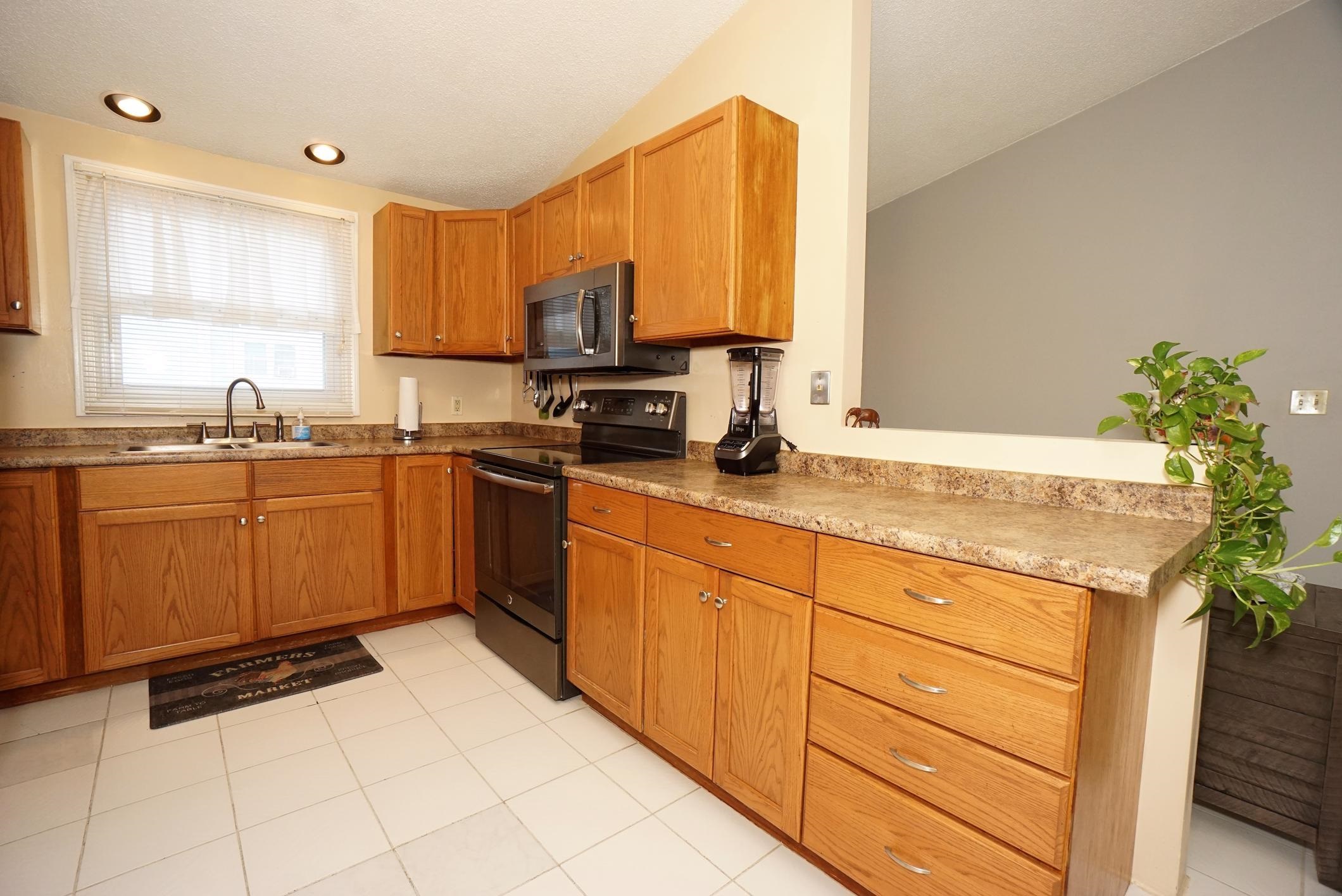 186 Dunbarton Road, Unit 10 Manchester, NH 03102 - Photo 5 of 38