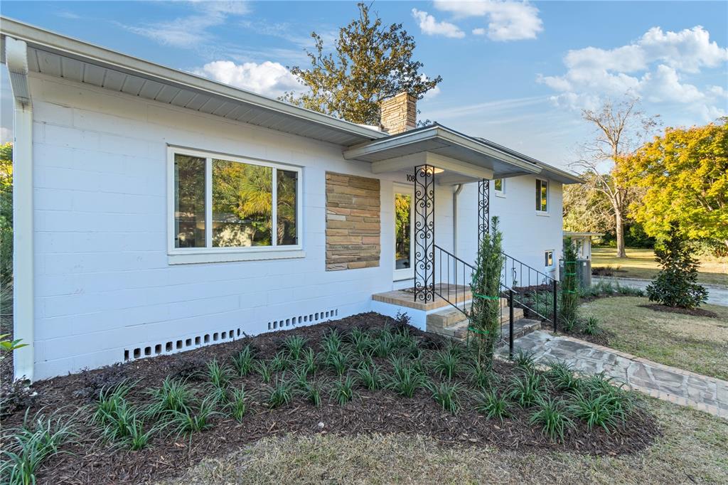 108 Northwest 2nd Street Williston, FL 32696 - Photo 1 of 45 a front view of a house with garden