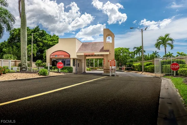 a group of cars parked in front of a building