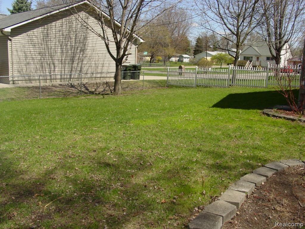 2676 Gerald Avenue Rochester, MI 48307 - Photo 6 of 22 Yard.jpg