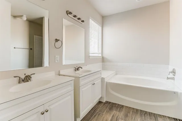 $2,555 | 715 South Parks Drive, DeSoto, TX 75115