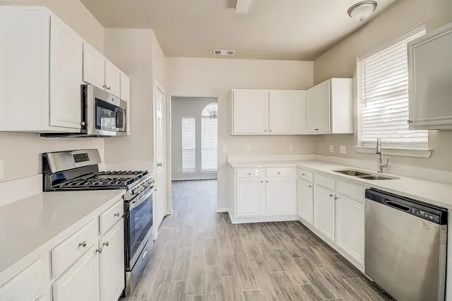 $2,555 | 715 South Parks Drive, DeSoto, TX 75115