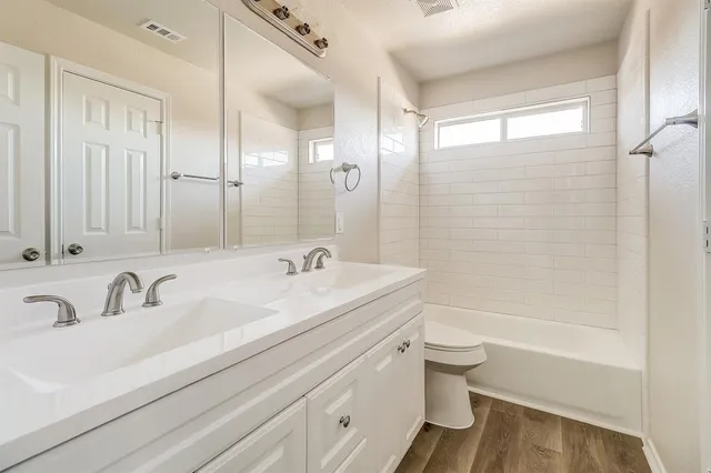 $2,555 | 715 South Parks Drive, DeSoto, TX 75115