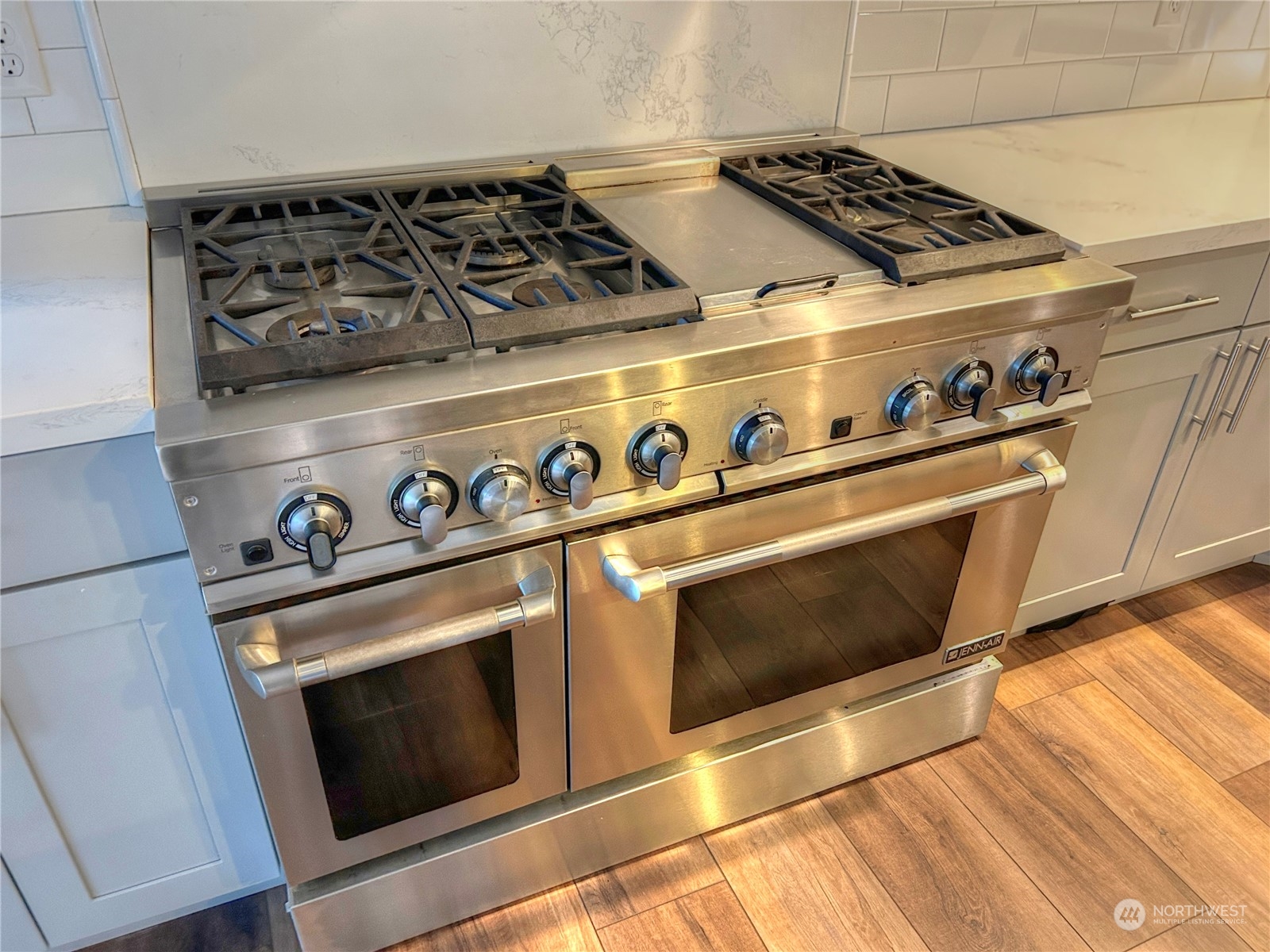 18835 Southeast Petrovitsky Road Renton, WA 98058 - Photo 8 of 34 a close view of stove top oven