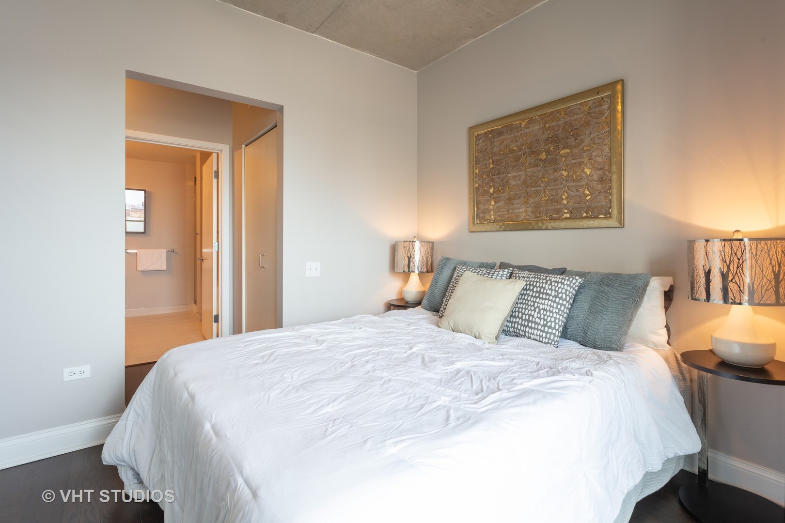 659 West Randolph Street, Unit 1105 Chicago, IL 60661 - Photo 7 of 11 a large bed in a bedroom next to a lamp