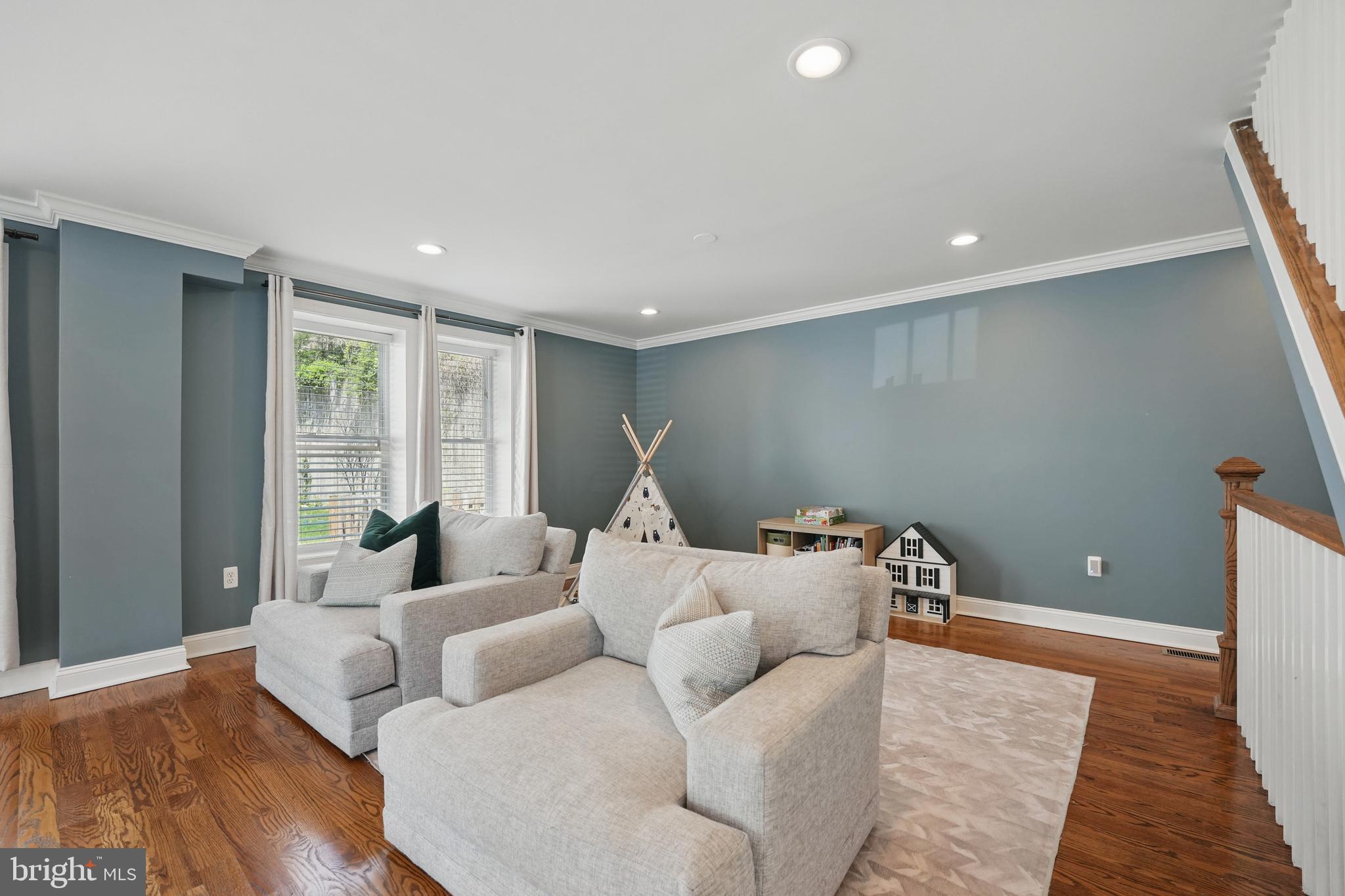 6930 27th Road North Arlington, VA 22213 - Photo 11 of 51 a living room with furniture and wooden floor