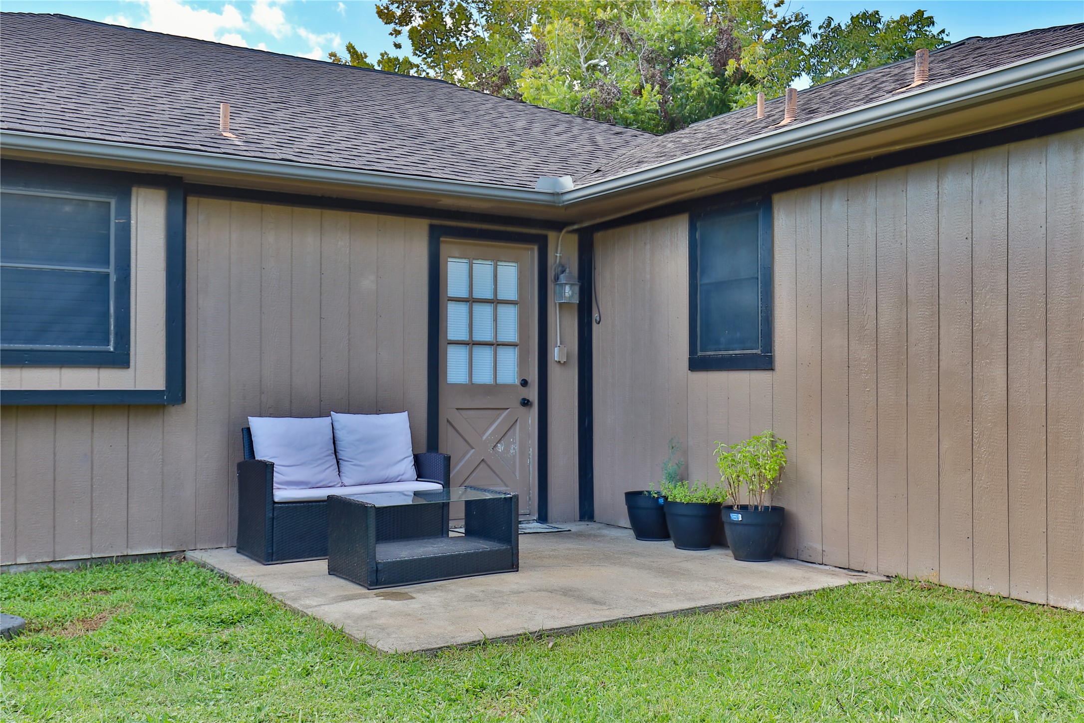 1 Shallowbrook Street Angleton, TX 77515 - Photo 25 of 30 a backyard of a house with seating space