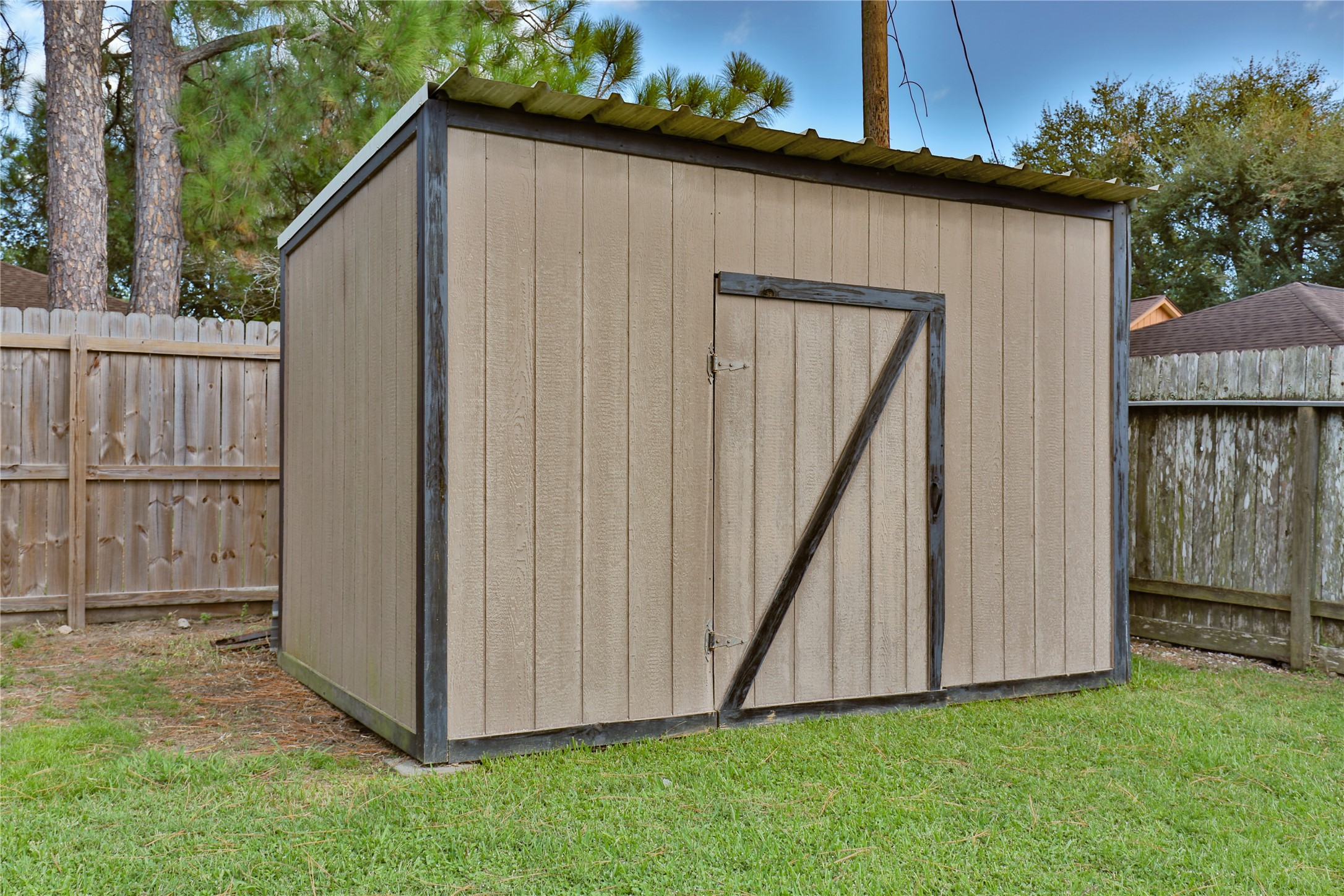 1 Shallowbrook Street Angleton, TX 77515 - Photo 28 of 30 a view of backyard with tub and trees