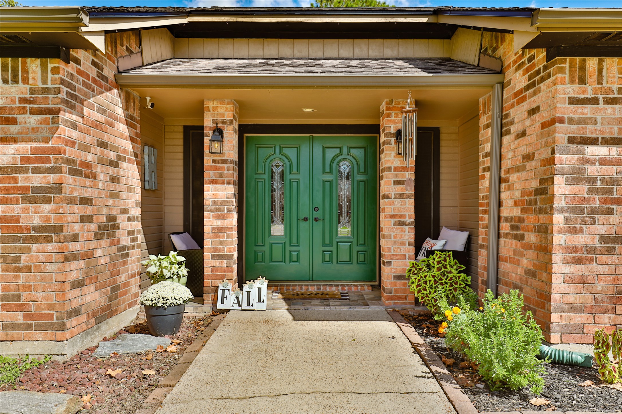 1 Shallowbrook Street Angleton, TX 77515 - Photo 4 of 30 a front view of a house