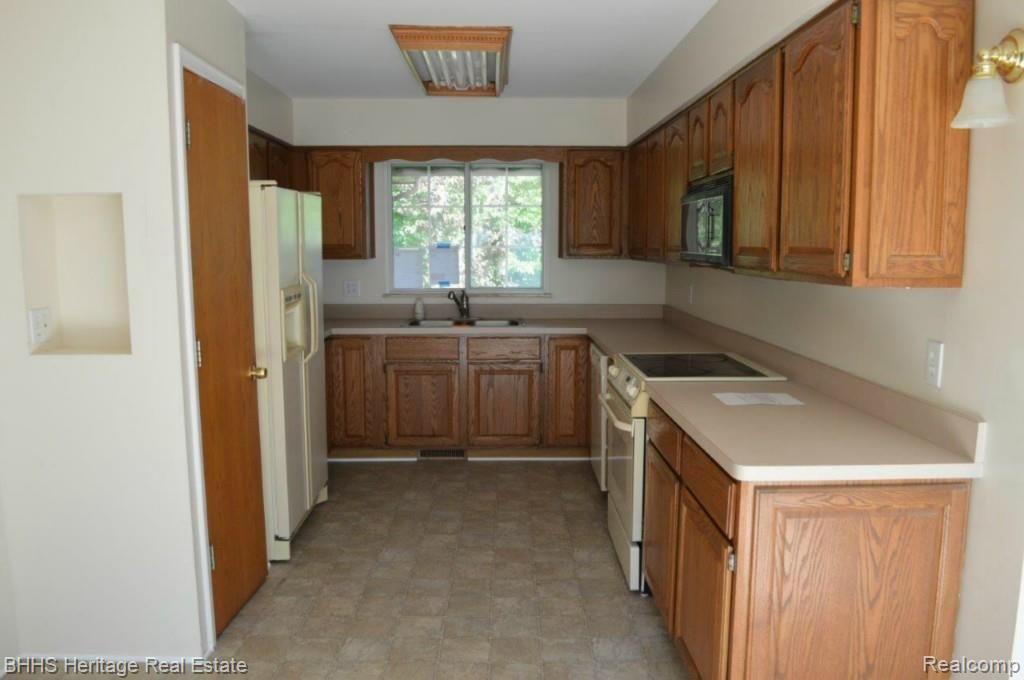 6400 Oak Grove Road Howell, MI 48855 - Photo 3 of 23 39199.jpg