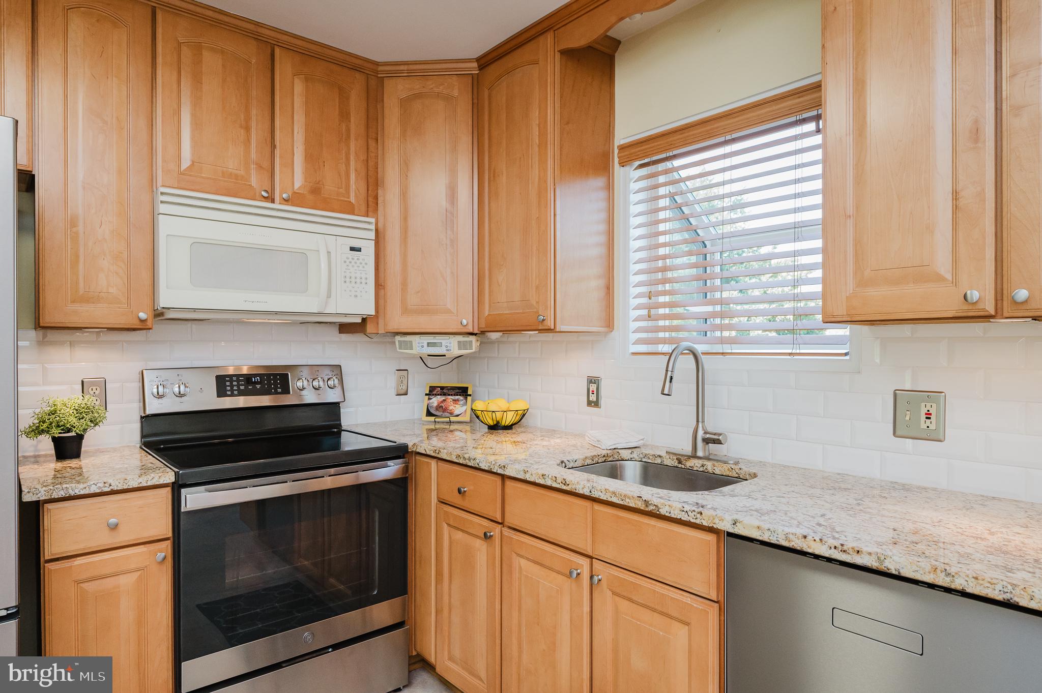4 Kings Place Nottingham, MD 21236 - Photo 24 of 55 Renovated /Updated Kitchen