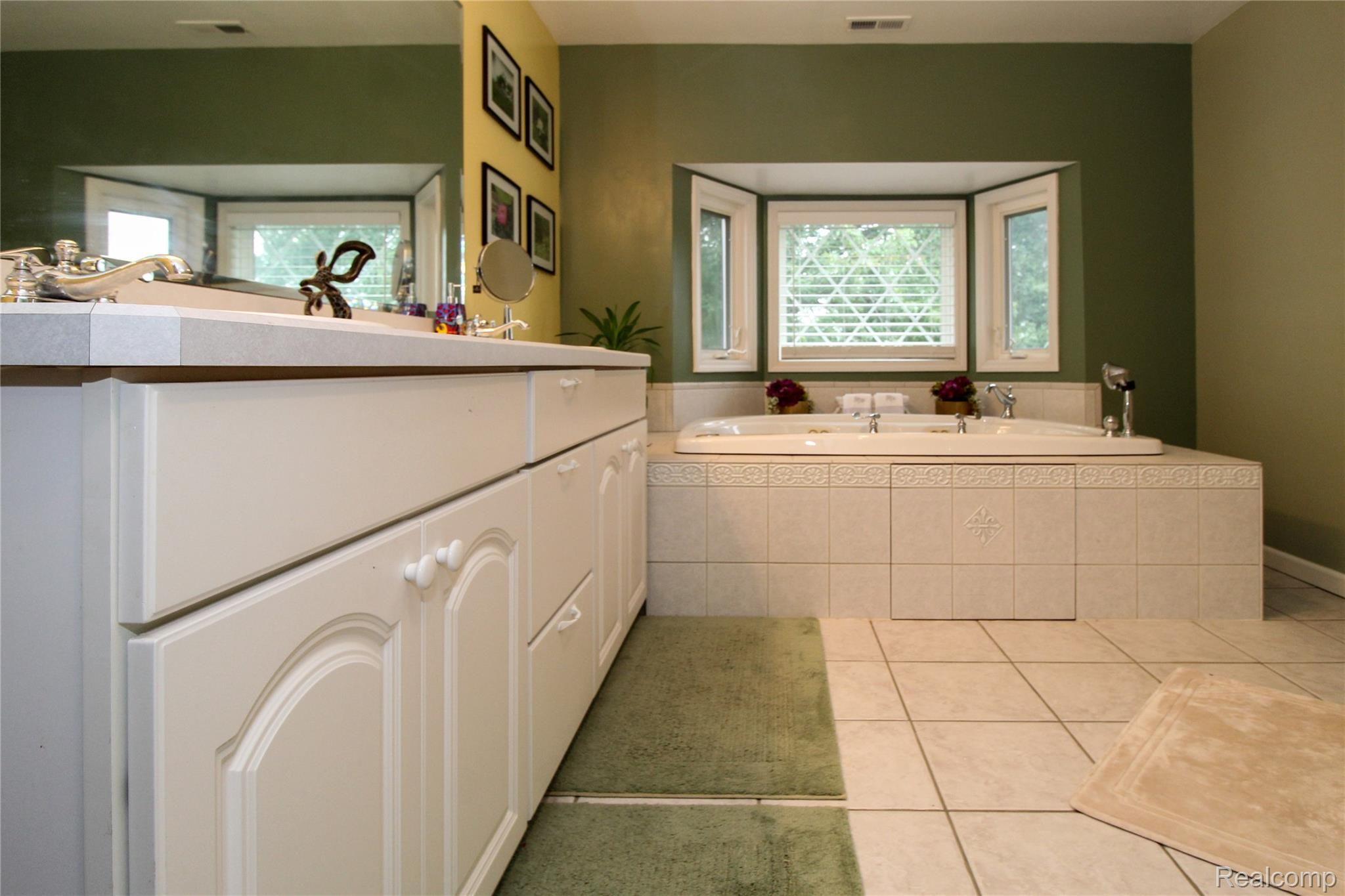 21773 Rausch Avenue Eastpointe, MI 48021 - Photo 23 of 27 Upstairs Bath.jpg