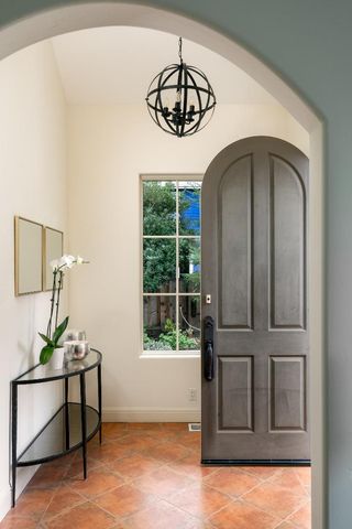 a view of entryway with a fan