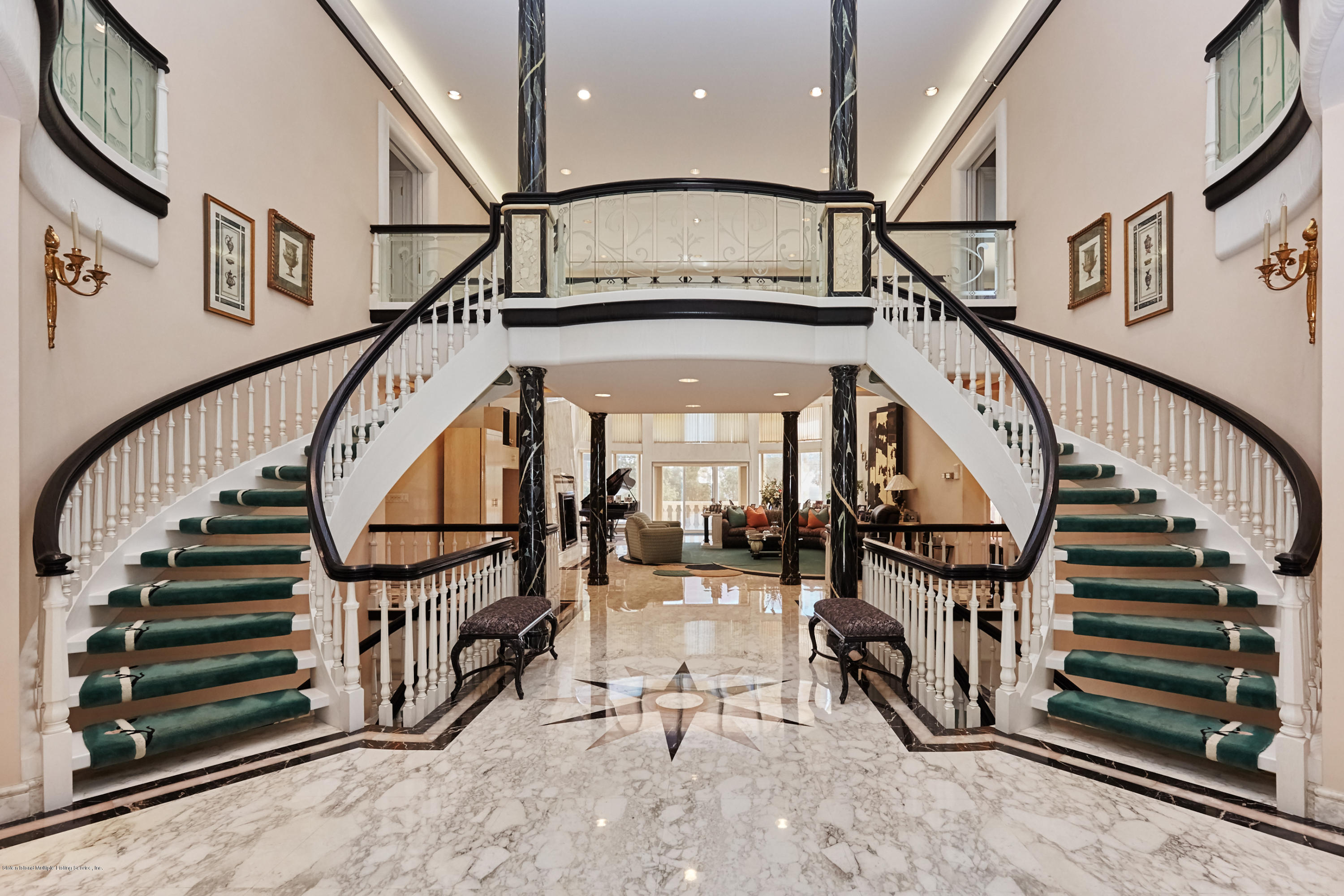 95 Circle Road Staten Island, NY 10304 - Photo 7 of 42 a view of entryway