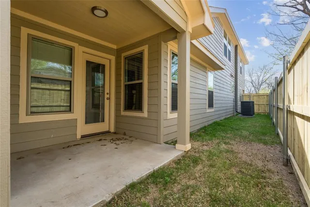 a view of a house with backyard and porch