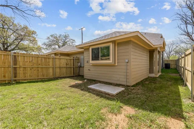 a view of a backyard