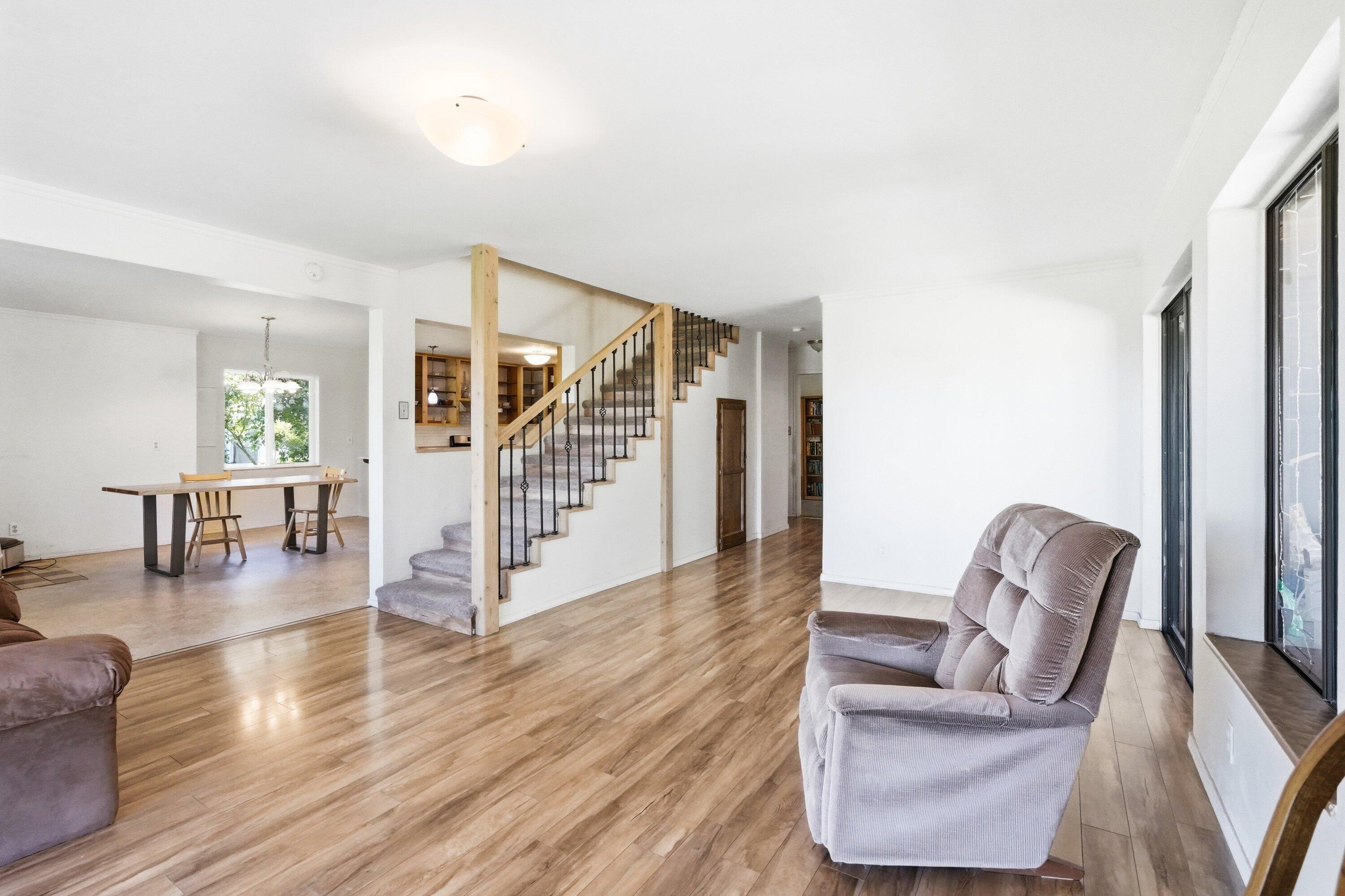 827 Summit Loop Grants Pass, OR 97527 - Photo 12 of 32 a living room with furniture and wooden floor