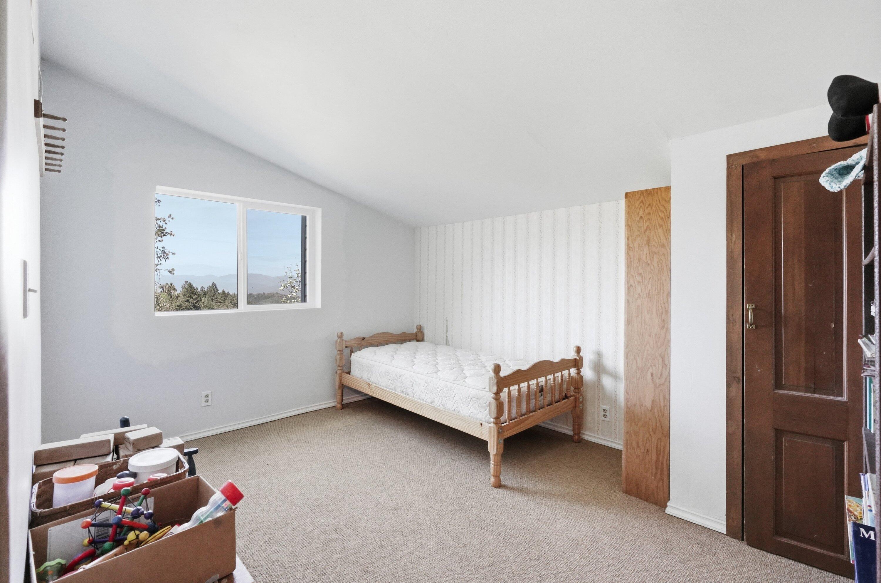 827 Summit Loop Grants Pass, OR 97527 - Photo 15 of 32 a bed room with a bed and a window