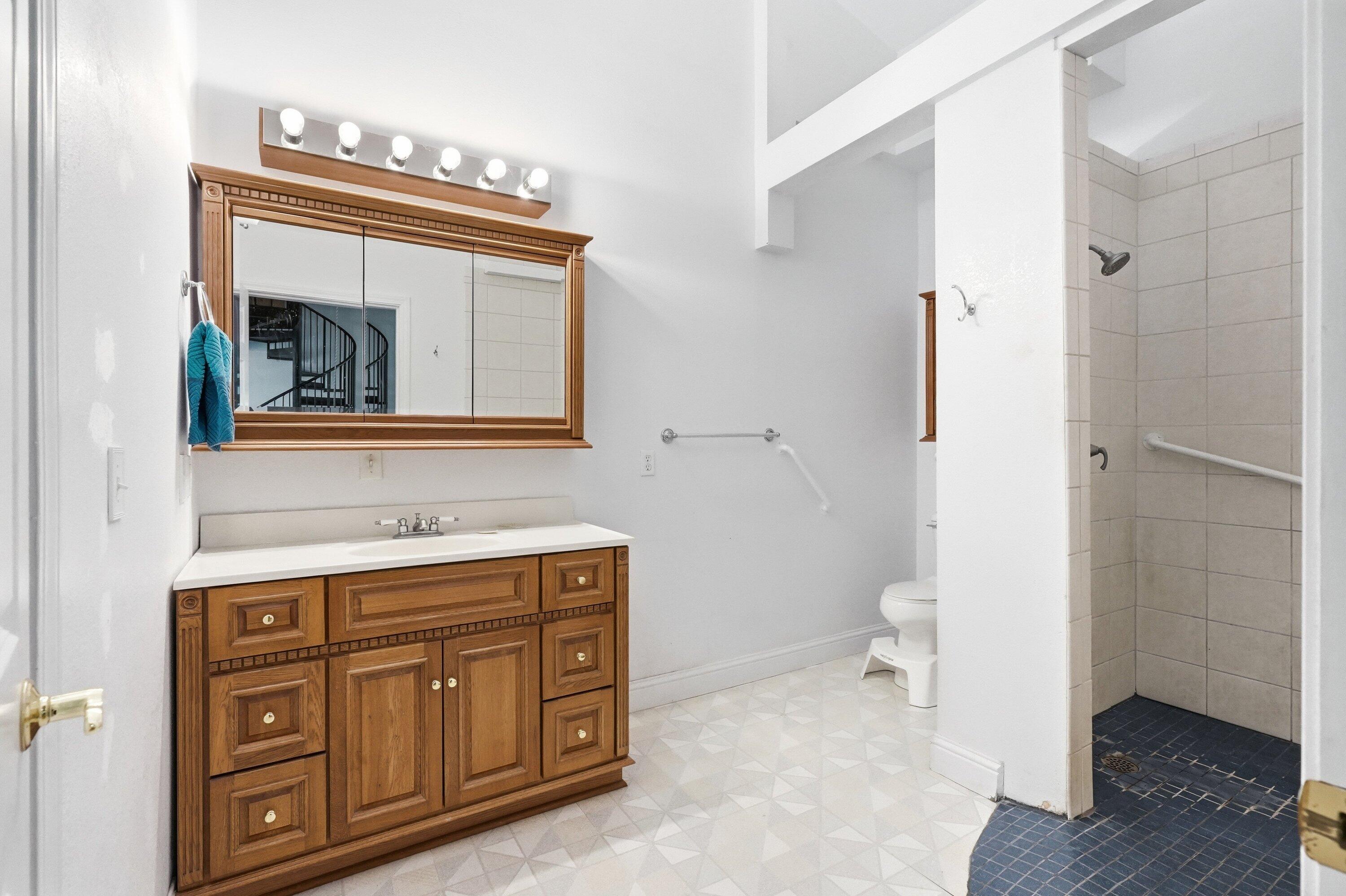 827 Summit Loop Grants Pass, OR 97527 - Photo 21 of 32 a bathroom with a toilet a sink and mirror