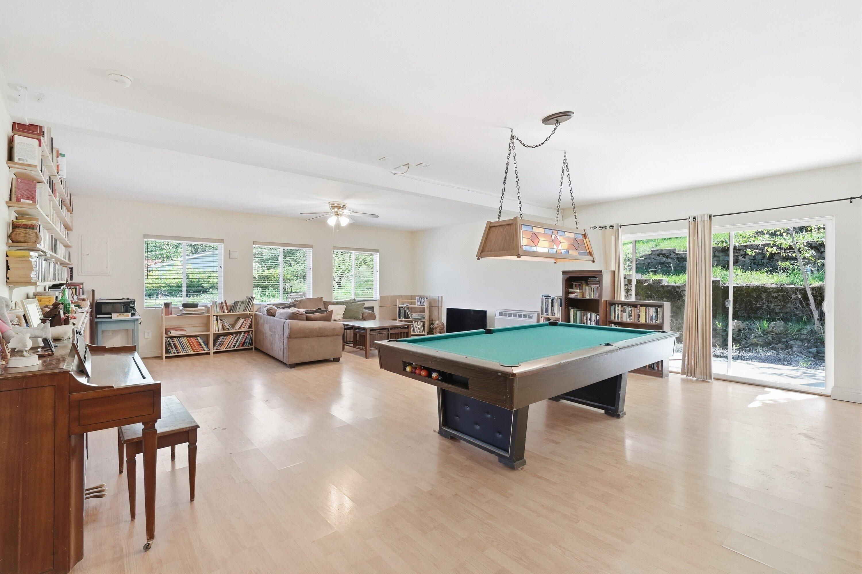827 Summit Loop Grants Pass, OR 97527 - Photo 3 of 32 a room with furniture and a pool table