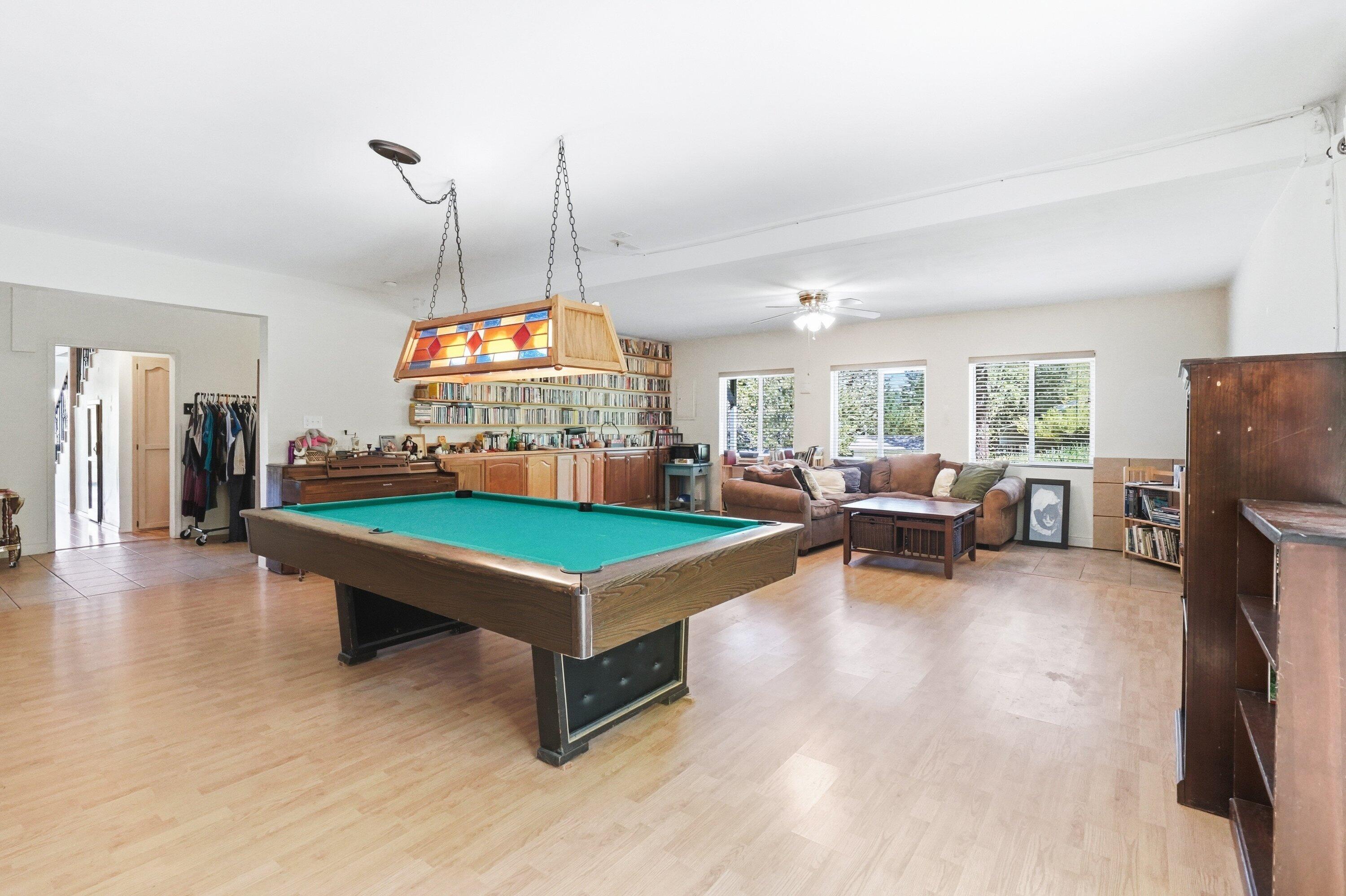827 Summit Loop Grants Pass, OR 97527 - Photo 4 of 32 a room with furniture and pool table