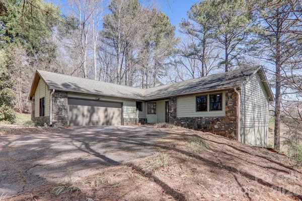 $437,400 | 225 Sheepnose Drive, Lake Lure, NC 28746