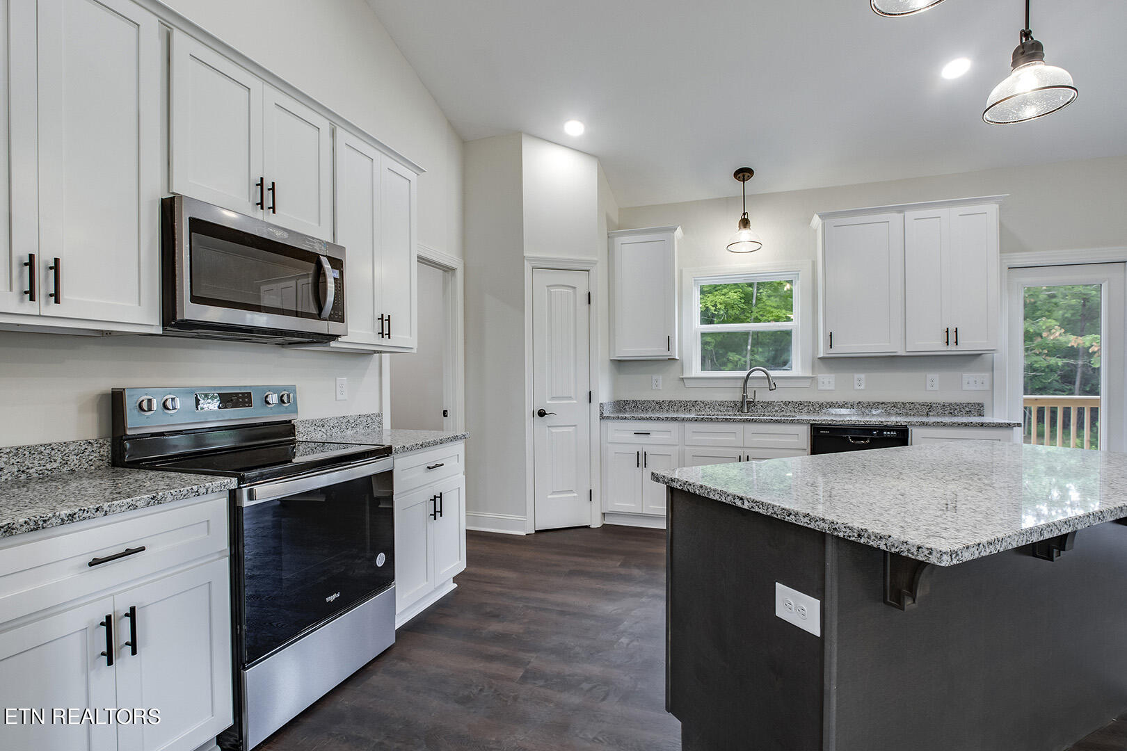 644 Hiwassee Circle Decatur, TN 37322 - Photo 13 of 40 13_HiwasseeCircle_644_Kitchen02