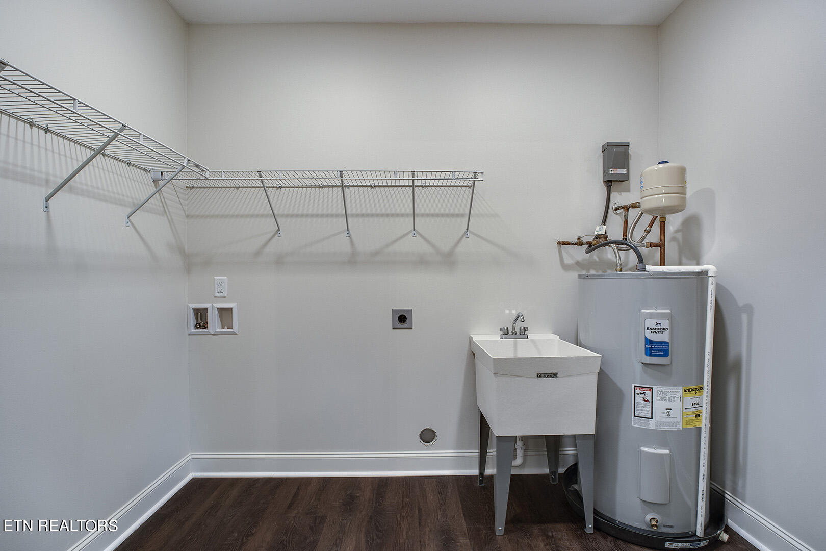 644 Hiwassee Circle Decatur, TN 37322 - Photo 15 of 40 15_HiwasseeCircle_644_Laundry