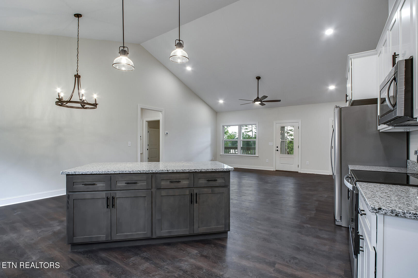 644 Hiwassee Circle Decatur, TN 37322 - Photo 16 of 40 16_HiwasseeCircle_644_Kitchen04