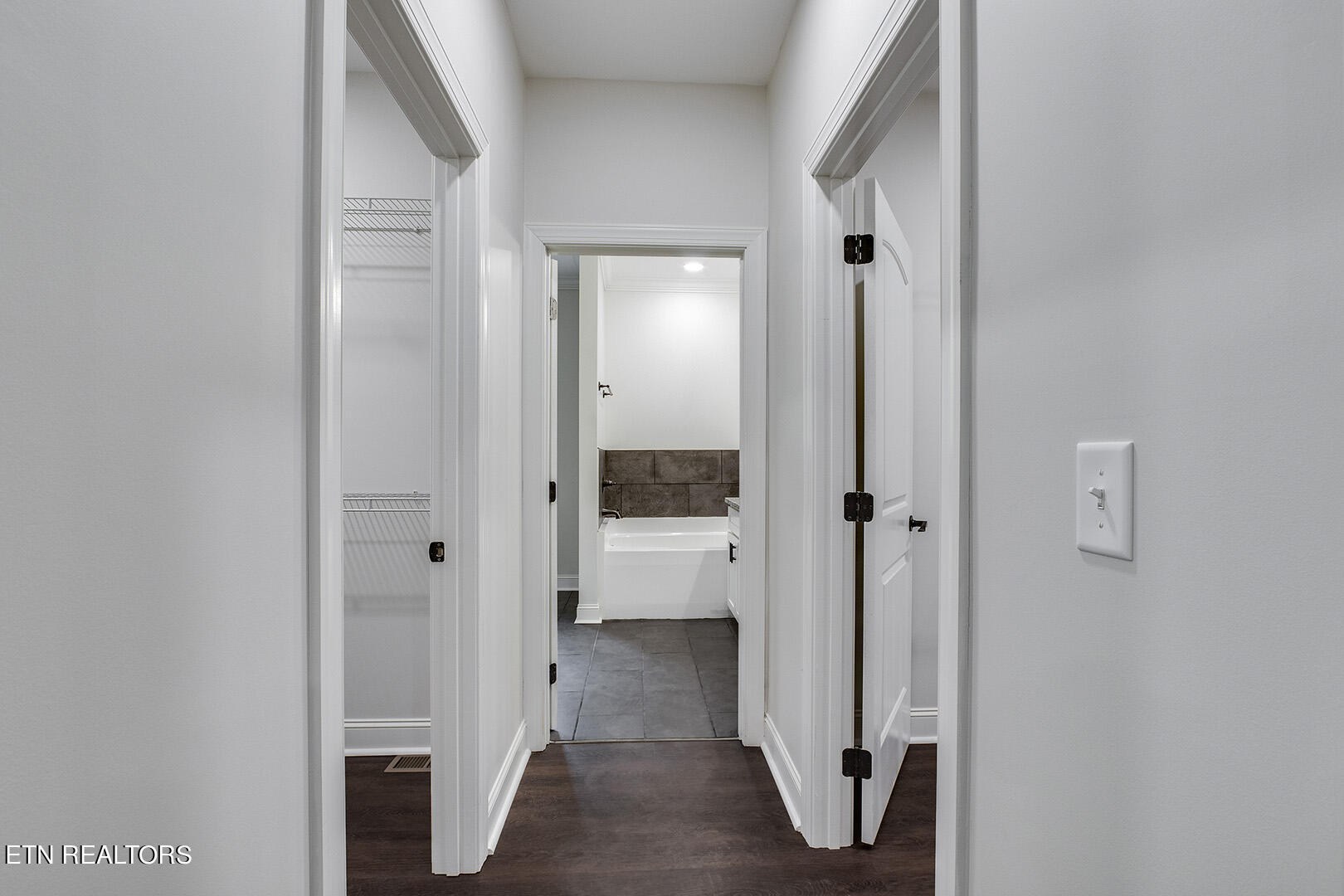 644 Hiwassee Circle Decatur, TN 37322 - Photo 20 of 40 20_HiwasseeCircle_644_MasterClosetHall