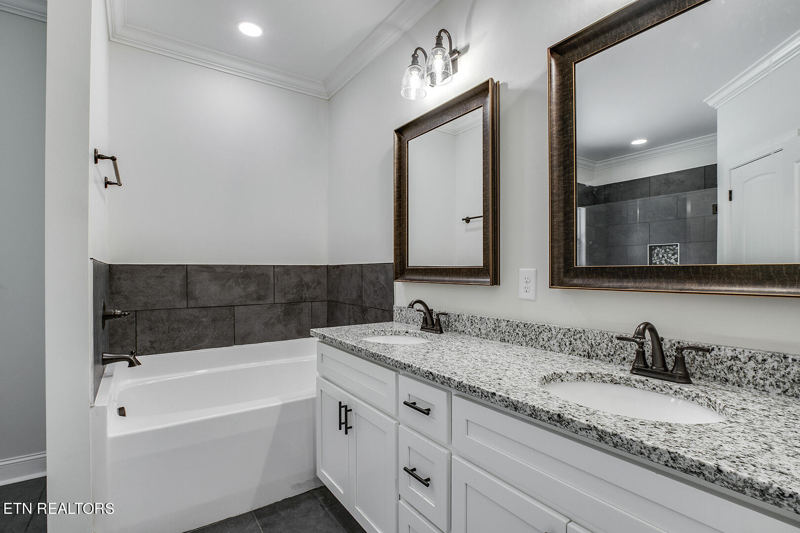644 Hiwassee Circle Decatur, TN 37322 - Photo 23 of 40 23_HiwasseeCircle_644_MasterBath01