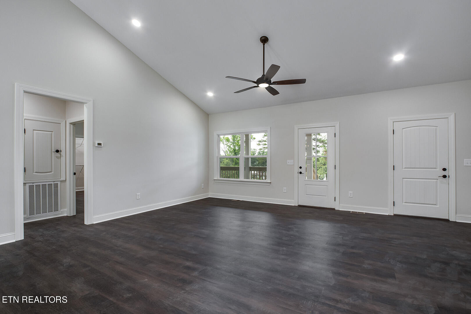 644 Hiwassee Circle Decatur, TN 37322 - Photo 25 of 40 25_HiwasseeCircle_644_Living04-GuestHall