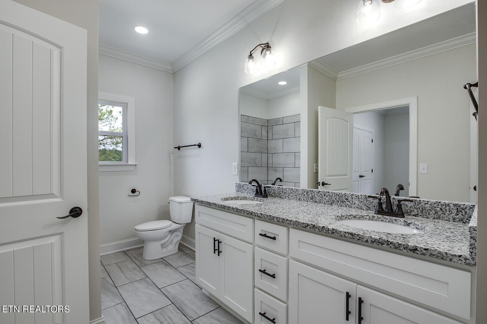 644 Hiwassee Circle Decatur, TN 37322 - Photo 31 of 40 31_HiwasseeCircle_644_GuestBath