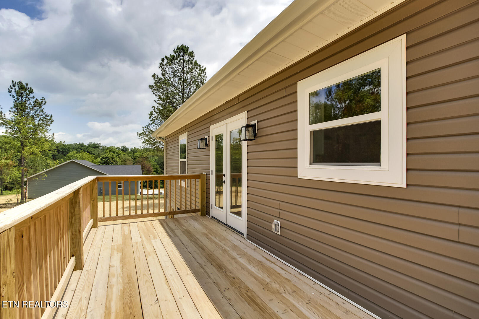 644 Hiwassee Circle Decatur, TN 37322 - Photo 34 of 40 34_HiwasseeCircle_644_Deck01