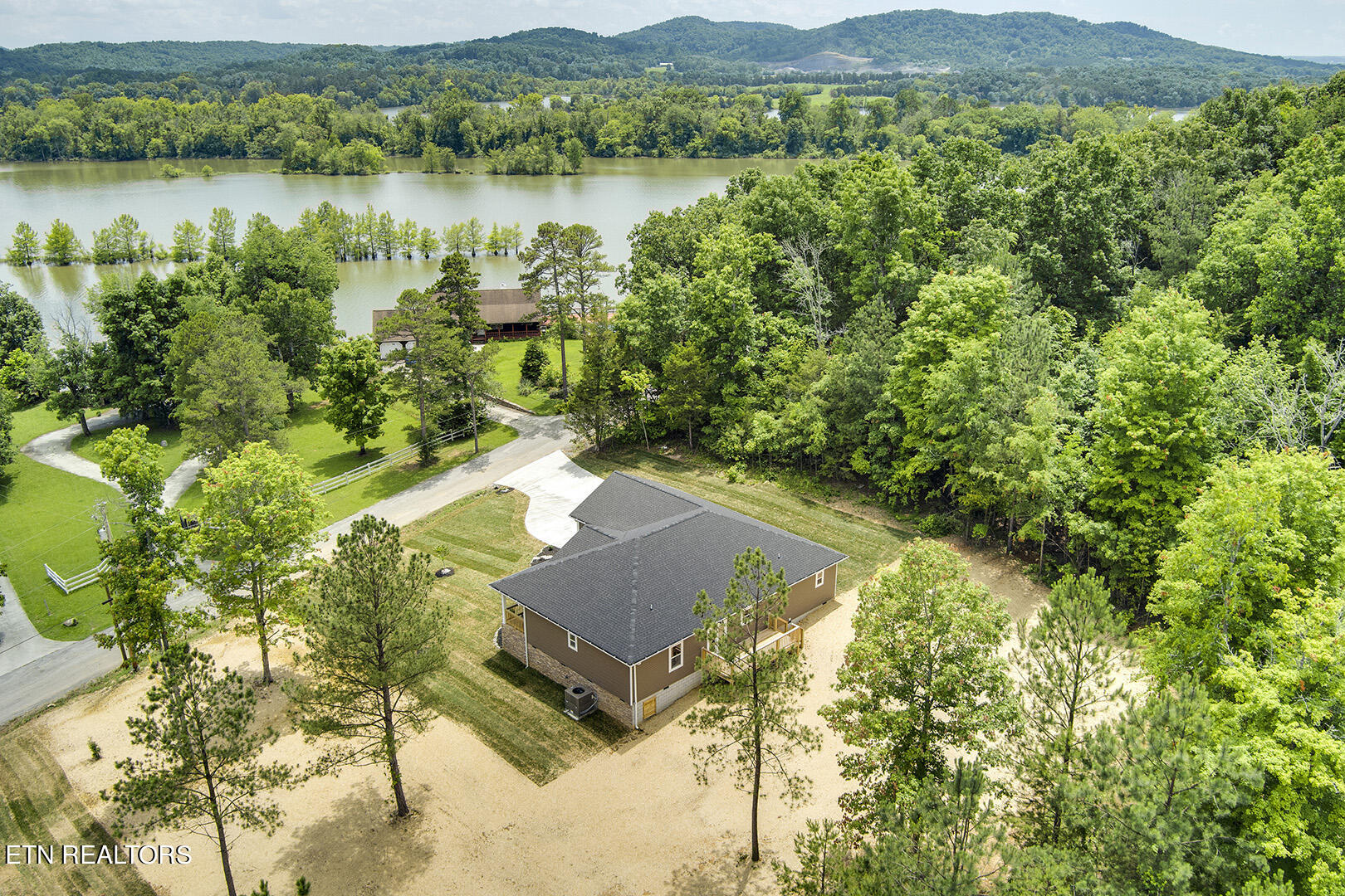 644 Hiwassee Circle Decatur, TN 37322 - Photo 40 of 40 40_HiwasseeCircle_644_BackRightElevated